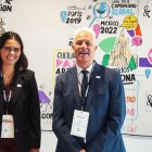 Paula Pla i Pere Lavega posen davant d’un mural del Mondiacult 2025.