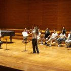 La violinista Ellinor D’Melon (esquerra) va impartir ahir una classe magistral al Conservatori de Lleida. - JORDI ECHEVARRIA