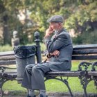 Fotografia d'un padrí assentat en un banc.