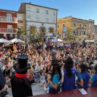 Desenes de persones van assistir als espectacles programats al Montgai Màgic. - AJUNTAMENT DE MONTGAI