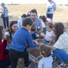 Els més petits van ser ahir arqueòlegs per un dia al Molí d’Espígol de Tornabous. - LAIA PEDRÓS