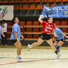 Minerva Soto s’eleva per al llançament davant de la porteria rival. - INGRID SEGURA
