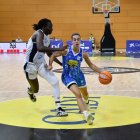 Laia Raventós, la millor del Cadí en el partit, avança davant de Sangare. - AGUSTÍ PEÑA
