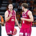 Krutwig conversa amb Zoriks en un moment del partit. - JAVI ENJUANES