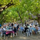 El dinar popular es va celebrar a la zona del càmping al costat de les piscines municipals. - AJUNTAMENT DE SERÒS