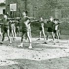 Una classe d’educació física al pati del centre.