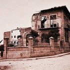 L’edifici de l’escola Pràctiques I a la rambla d’Aragó va ser bombardejat dos vegades durant la Guerra Civil.