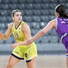 Leti Conca, pressionada per una rival de l’Ointxe. - JAVI ENJUANES