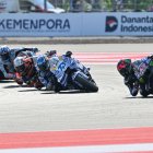 Àlex Márquez, rodant en grup en les primeres voltes de la cursa a Indonèsia.