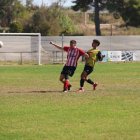 Un jugador del Puigvertenc pugna per la pilota amb un rival del Golmés. - AMADO FORROLLA