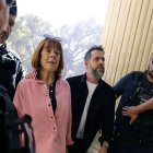 Gisèle Pelicot i el seu fill, a l’arribar ahir als jutjats. - EFE/EPA/GUILLAUME HORCAJUELO