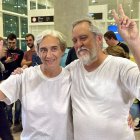 Ada Colau i Jordi Coronas, a l’arribar a l’aeroport del Prat després de ser deportats per Israel. - ALBERT SEGURA/ACN