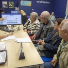 Pensionistes fent cua ahir a primera hora del matí en una agència de l’avinguda Catalunya de Lleida. - LAIA PEDRÓS