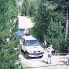 Tallen amb radial una tanca que limita l’accés a la muntanya a la Cerdanya