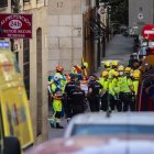 Treballadors d’Emergències i de la Policia Nacional, al costat de l’edifici esfondrat parcialment. - EUROPA PRESS