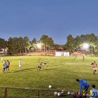 Un partit de futbol entre l’equip local i el d’alumnes. - M. CODINAS