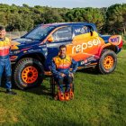 Txema Villalobos i Isidre Esteve, amb el Toyota Hilux T1+. - MEDIAGÉ