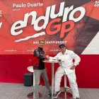 Eric Augé, segellant l’acord amb el responsable de Prime Stadium.