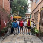 Els quatre alpinistes de Lleida, amb els xerpes que els acompanyaran.