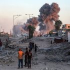 Els atacs continuen sobre Gaza malgrat les negociacions de pau. - EFE/EPA/MOHAMMED SABER