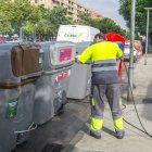 Un operari netejant contenidors. - SEGRE