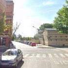 El carrer Hostal de la Bordeta de Lleida a prop de les piscines municipals.