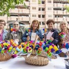 Voluntàries d’Oncolliga Comarques de Lleida, ahir en una de les 17 parades situades a Lleida ciutat en el marc de la inciativa ‘Una flor, un projecte’. - PAU PASCUAL PRAT