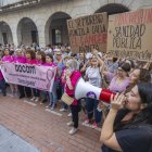 Concentració de les associacions de dones a les portes de la delegació de Salut de Huelva. - EFE/ALBERTO DÍAZ
