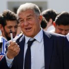 Laporta, saludant ahir uns aficionats blaugrana. - EFE