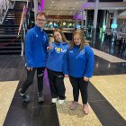 Àngela Mora, al centre, entre dos gimnastes de la representació d’Irlanda.