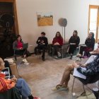 Elsa Yranzo, a l’antic magatzem ferroviari de Sant Guim durant una sessió teòrica. - C.MARSIÑACH