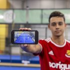 Un jugador mostra l’enregistrament del partit al seu mòbil mitjançant l’aplicació d’Aiball. - JORDI ECHEVARRIA