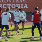 Dani Olmo, en un exercici de l’entrenament d’ahir. - EFE