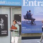 Imatge de cartells en sucursals del Sabadell i el BBVA. - EFE/LUIS TEJIDO