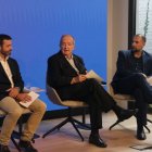 Josep González, al centre, amb els creadors del test. - MARIA ASMARAT/ACN