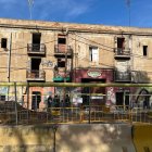 La façana de La Escocesa durant el desallotjament. - ACN