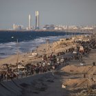 Palestins desplaçats caminen per la carretera costanera d’Al-Rashid rumb a la ciutat de Gaza. - EFE/EPA/HAITHAM IMAD