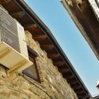 Un equip de climatització, instal·lat en una façana d’un carrer del centre d’Esterri d’Àneu. - EDGAR ALDANA
