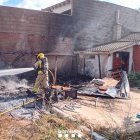 Un bomber apagant el foc a Ivars d’Urgell. - BOMBERS