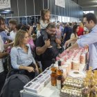 Visitants ahir a la tarda a l’estand de Torrons Roig. - LAIA PEDRÓS