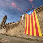 Estelada gegant que el Jovent Republicà de Ponent ha desplegat a la Seu Vella de Lleida en rebuig a la celebració del 12 d'octubre