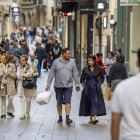 Clients passejant ahir pels carrers de l’Eix Comercial. - JORDI ECHEVARRIA