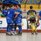 Jugadors del Pons Lleida celebren un dels gols que van marcar ahir a Caldes de Montbui. - CÀTEDRA PHOTOS
