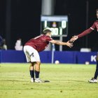 Dos jugadors de l’Atlètic Lleida es consolen després del partit. - INGRID SEGURA