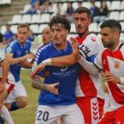 El jugador del Lleida CF David García, en una acció del partit d’ahir davant de l’Hospitalet. - ALEX SAMPER