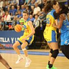 Anna Palma, amb la pilota, intenta treure profit del bloqueig d’Aiello, que debutava. - ÀREA 11