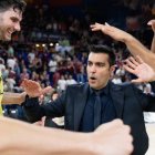 Encuentra festejant la victòria amb els seus jugadors. - JAVI ENJUANES