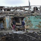 Ucraïnesos netegen runa a prop de la seua llar danyada a Odessa. - EFE