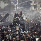 Palestins recollien ahir subministraments d’ajuda d’un camió que va arribar a Khan Yunis. - EFE