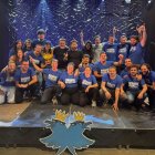 Els monologuistes de la Nit dels Monòlegs amb membres d’Agrat, organitzadors del festival. - ASSOCIACIÓ AGRAT